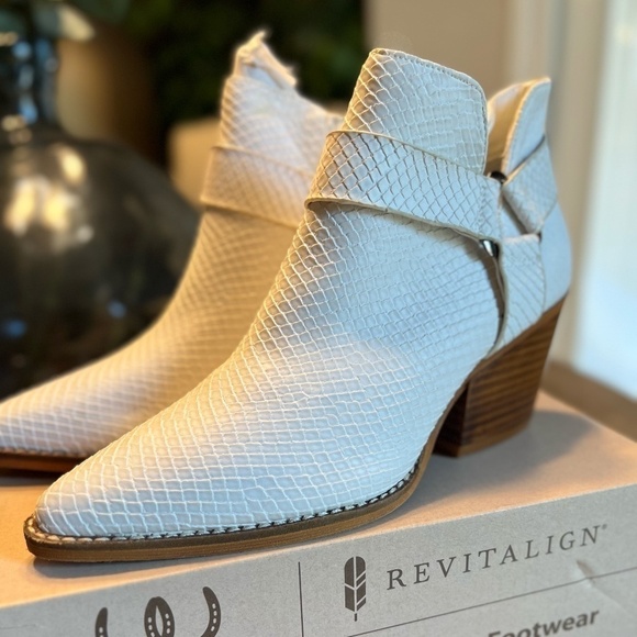 New ARIDER GIRL White Ankle Booties Size 6 - Picture 3 of 8